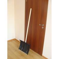 Лопата снеговая пластмассовая  "Усадьба" с металличесской планкой, дер. черенок